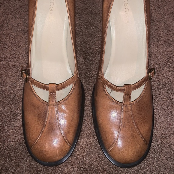 BCND Round Toe Antique Leather Finish Pump - Picture 3 of 8